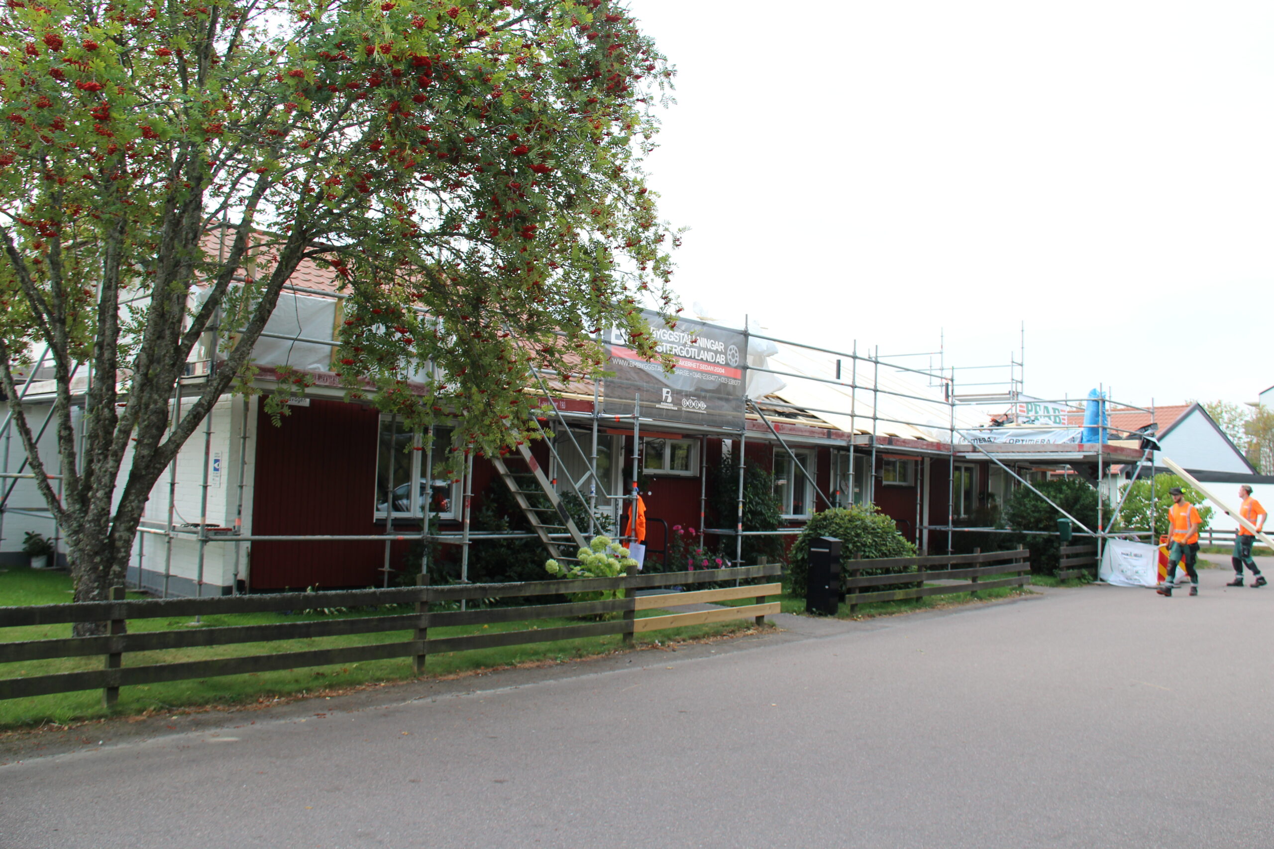 Byggställningar framför hus'