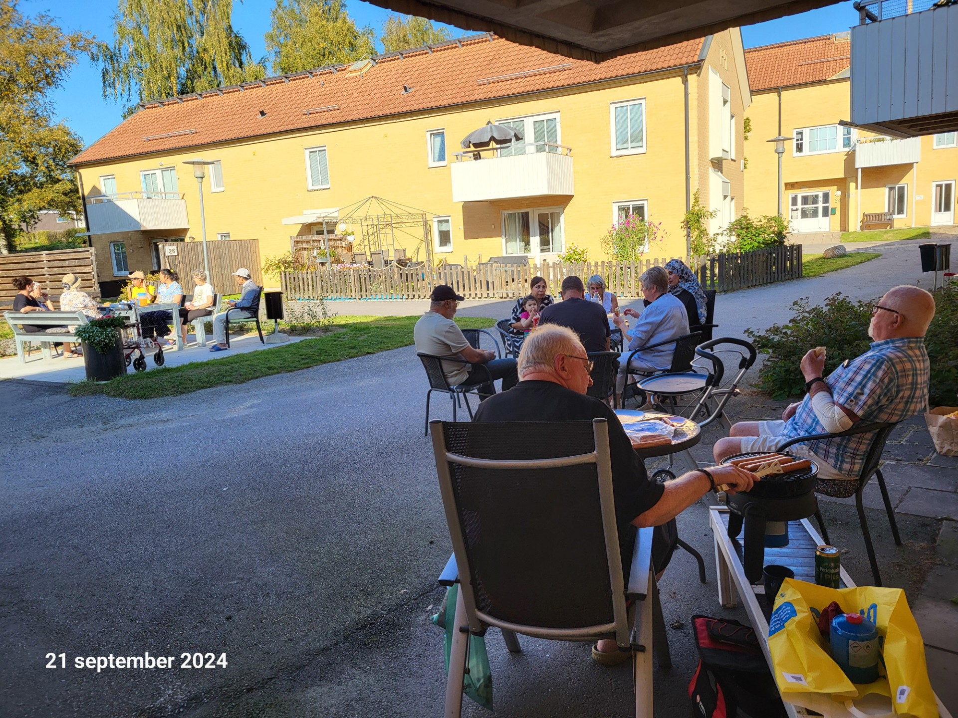 folk som sitter i bänkar tillsammans